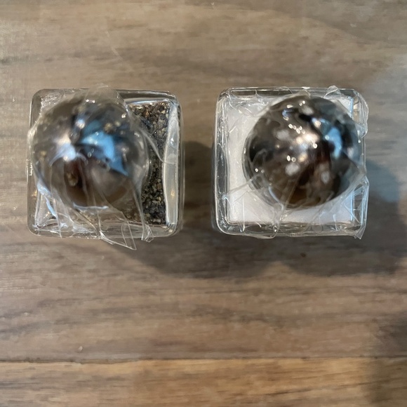 New, Sealed 2-Piece Mini Salt & Pepper Shaker Set - Picture 3 of 7